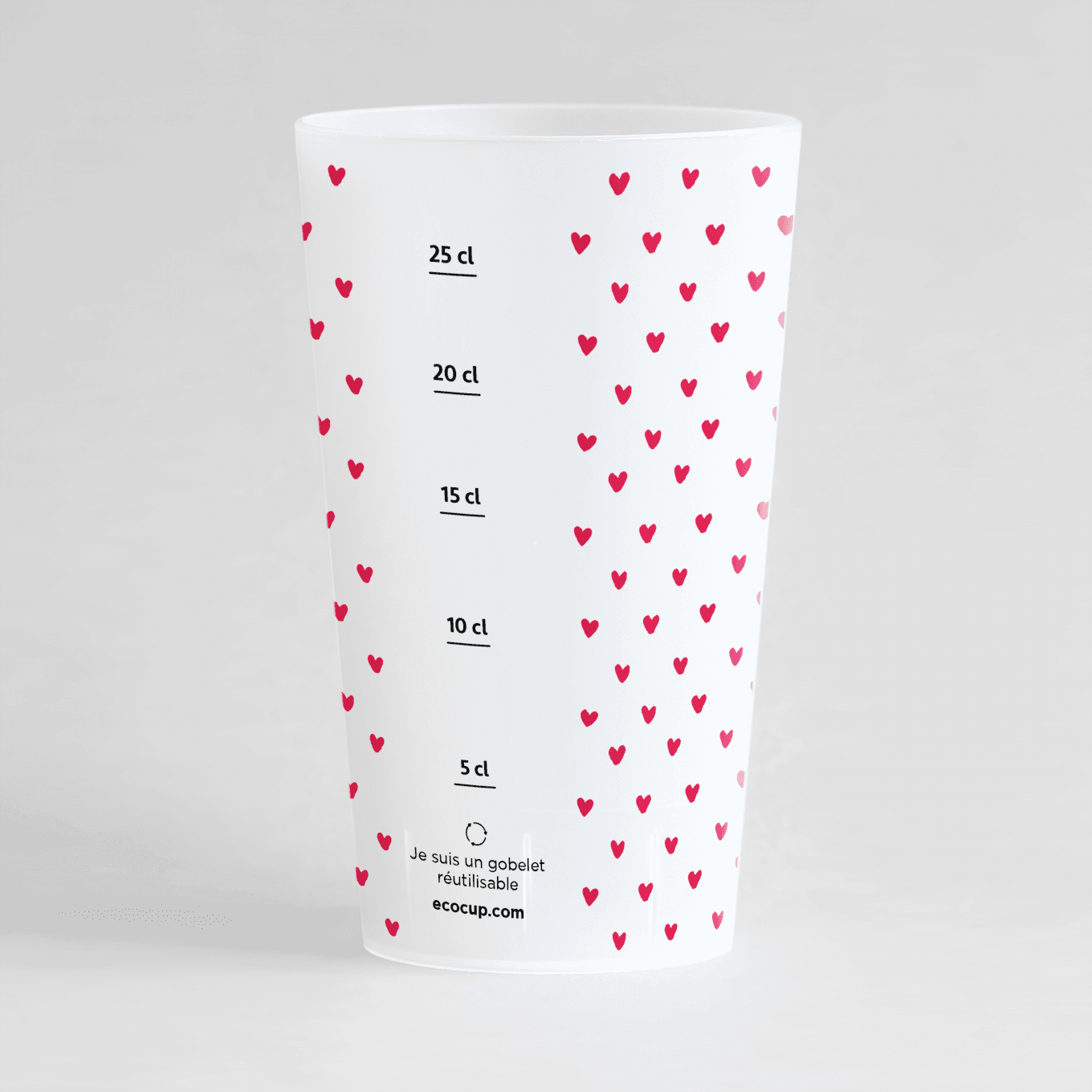 Un ecocup givré de dos avec un thème mariage personnalisable, et des petits coeurs roses en fond et une graduation.