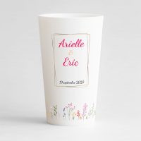 Un ecocup blanc de face, personnalisé, avec un thème mariage et fleurs de champs.