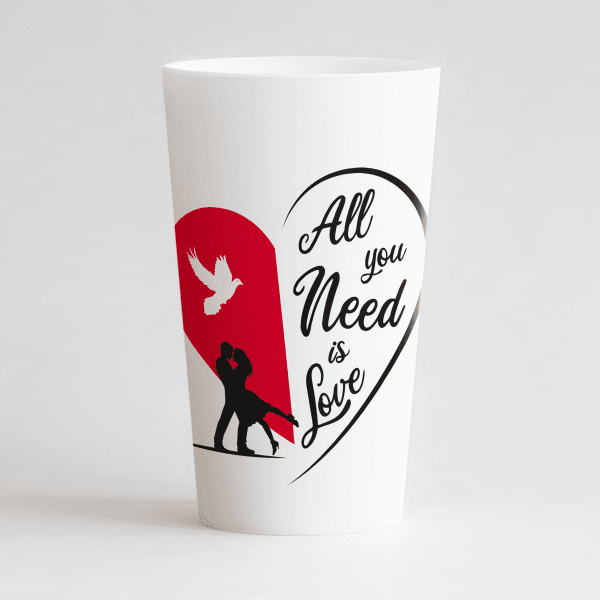 Un ecocup blanc de face avec deux silhouettes qui s'enlacent devant un coeur rouge, une colombe et une inscription "All you need is love".