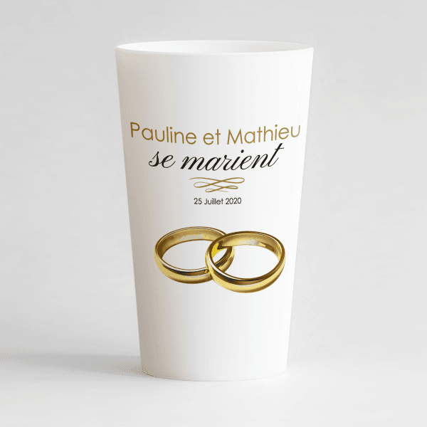 Un ecocup blanc de face avec un thème mariage et deux alliances posées l'une sur l'autre.