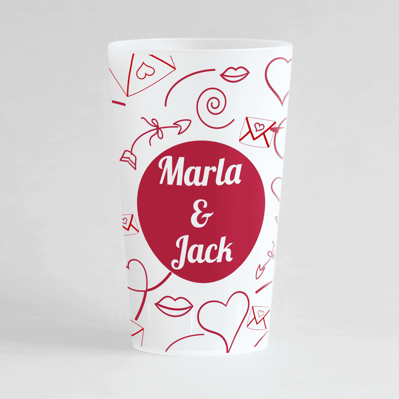 Un ecocup givre de face personnalisé avec un thème mariage avec des motifs lettre d'amour, cœurs et fléches