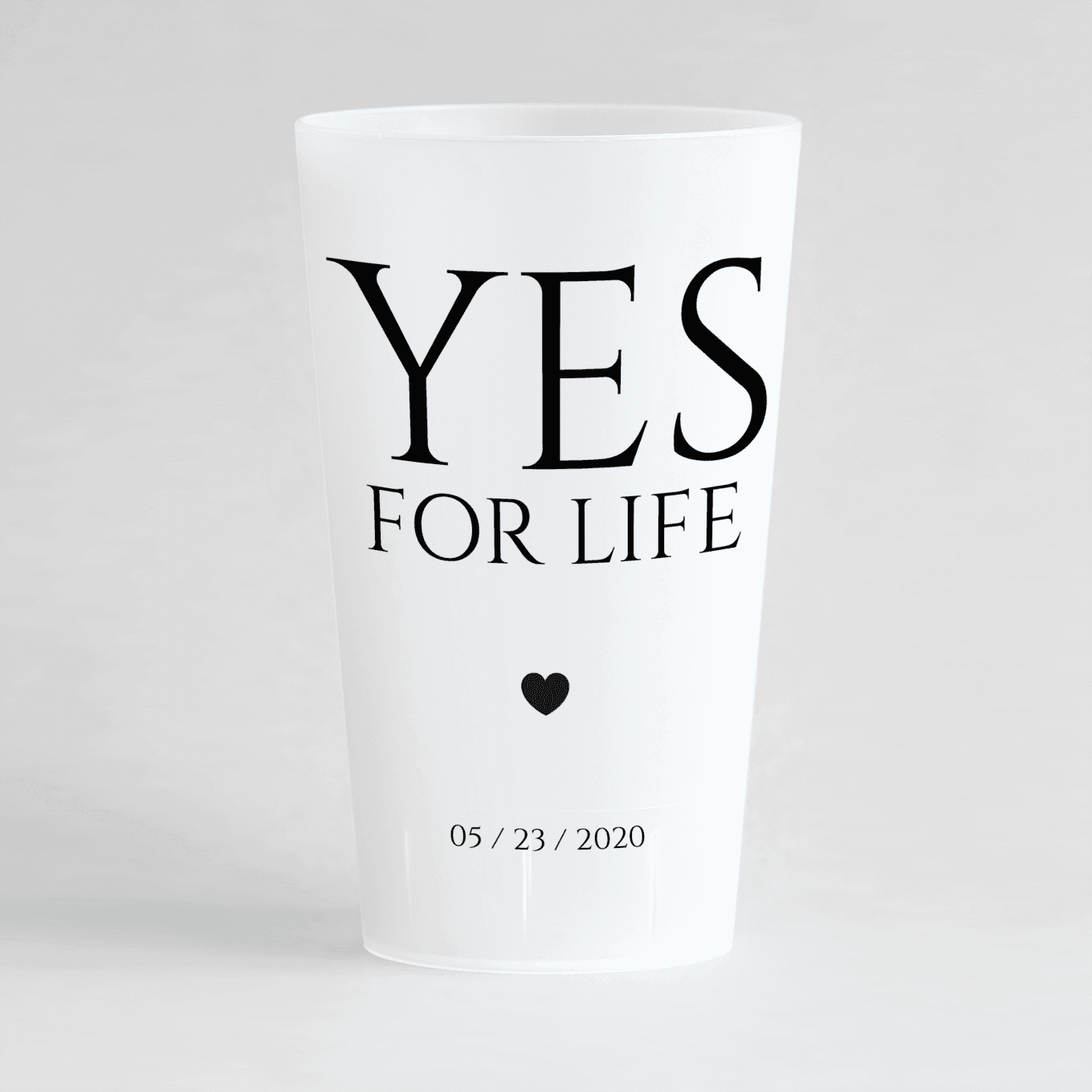 Un ecocup givré de face personnalisé avec un thème mariage et une grande inscription en anglais et un coeur