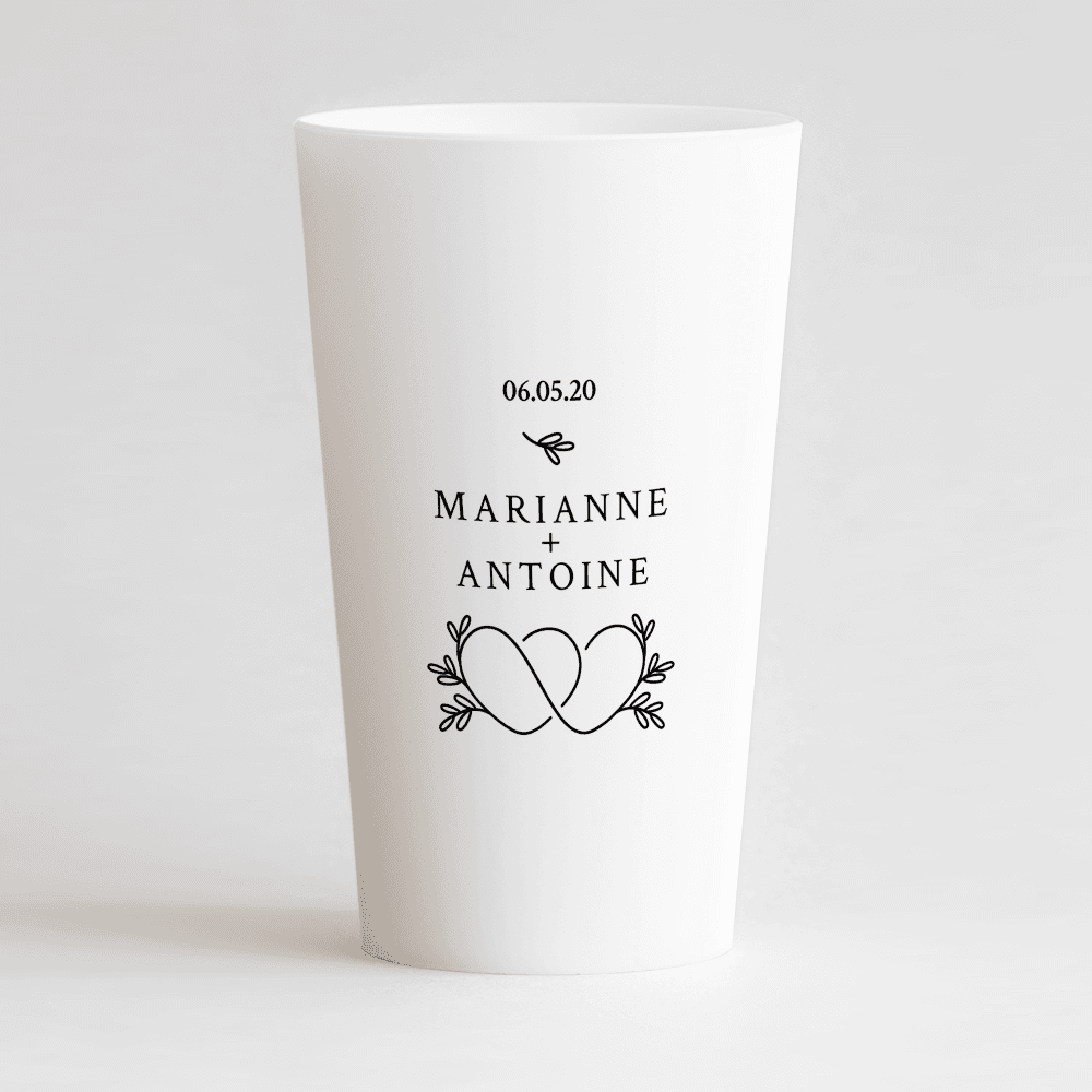 Un ecocup blanc de face personnalisé avec un thème mariage avec des cœurs entremêlés, les prénoms et la date du mariage