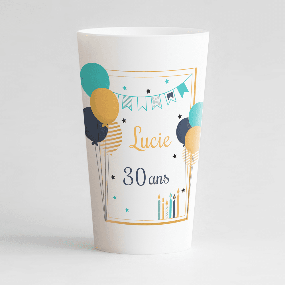 Un ecocup blanc de face personnalisé pour un anniversaire avec prénom, âge, ballons et bougies.