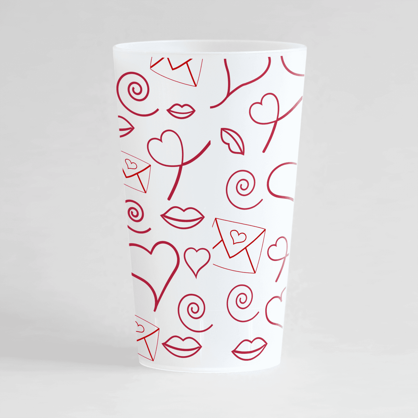 Un ecocup givre de dos personnalisé avec un thème mariage avec des motifs lettre d'amour, cœurs et fléches