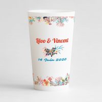 Un ecocup blanc de dos avec un thème mariage, des frises florales d'ornement.