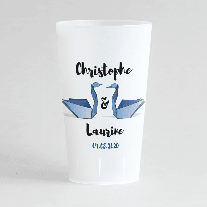 Un ecocup givré de face personnalisé avec un thème mariage et un couple de cygnes en origami