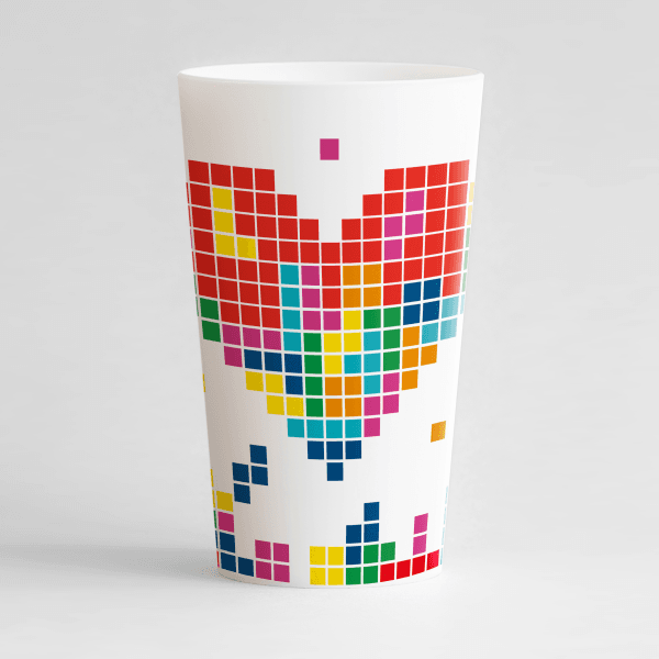 un ecocup blanc de face personnalisé avec un thème mariage et des pixels et un gros cœur