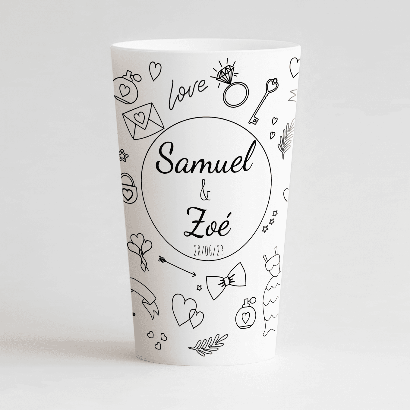 Un ecocup blanc de face personnalisable avec un thème mariage et un fond de dessins noirs faits à la main.