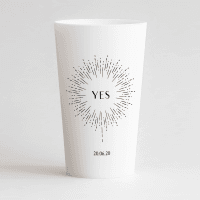 Un ecocup blanc de face personnalisé sur un thème mariage avec un feu d'artifice, une inscription "yes" et la date du mariage