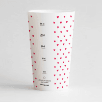 Un ecocup blanc de dos avec un thème mariage personnalisable, et des petits coeurs roses en fond et une graduation.