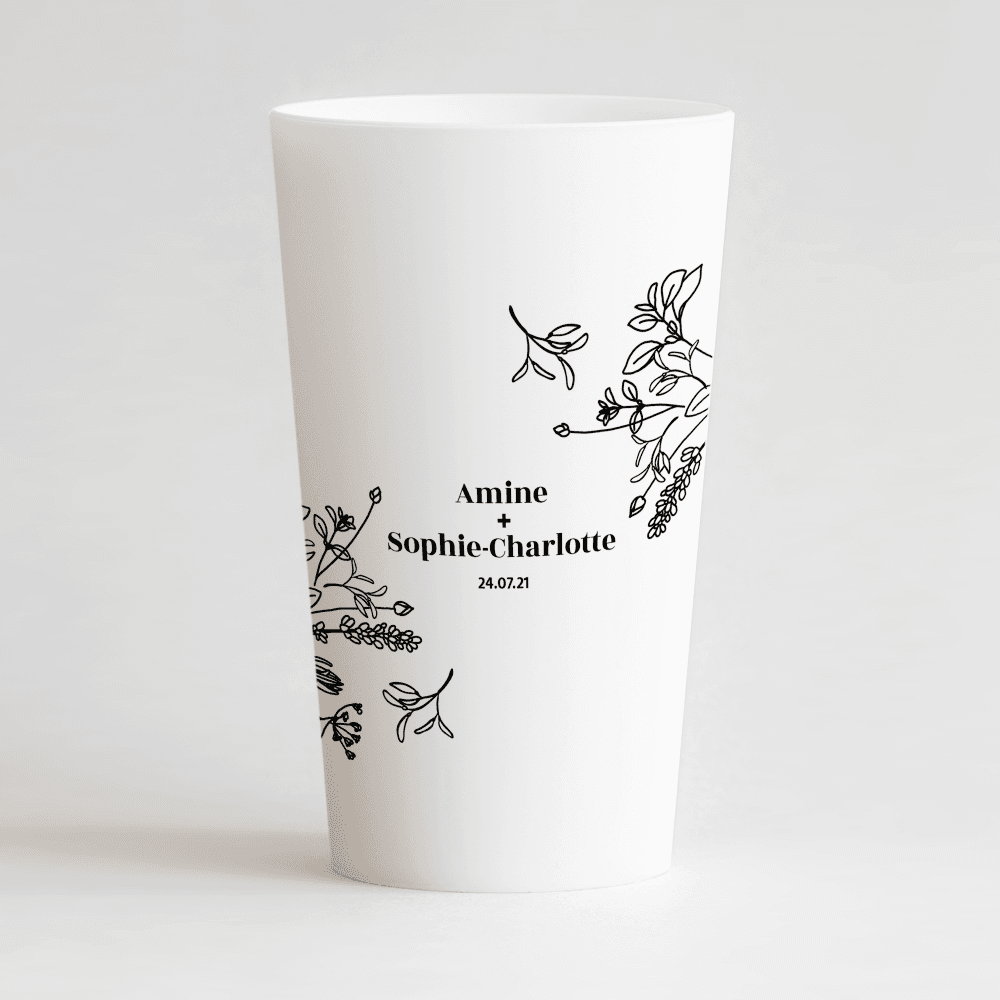 Un ecocup blanc de face, personnalisé pour un mariage avec les prénoms des mariés et date du mariage entre deux fleurs.