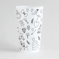 Un ecocup givré de dos avec un thème mariage et des dessins noirs faits à la main.