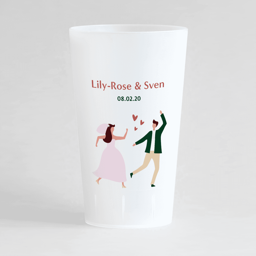 Un ecocup givré personnalisé de face avec un couple de mariés, leurs prénoms et la date du mariage.