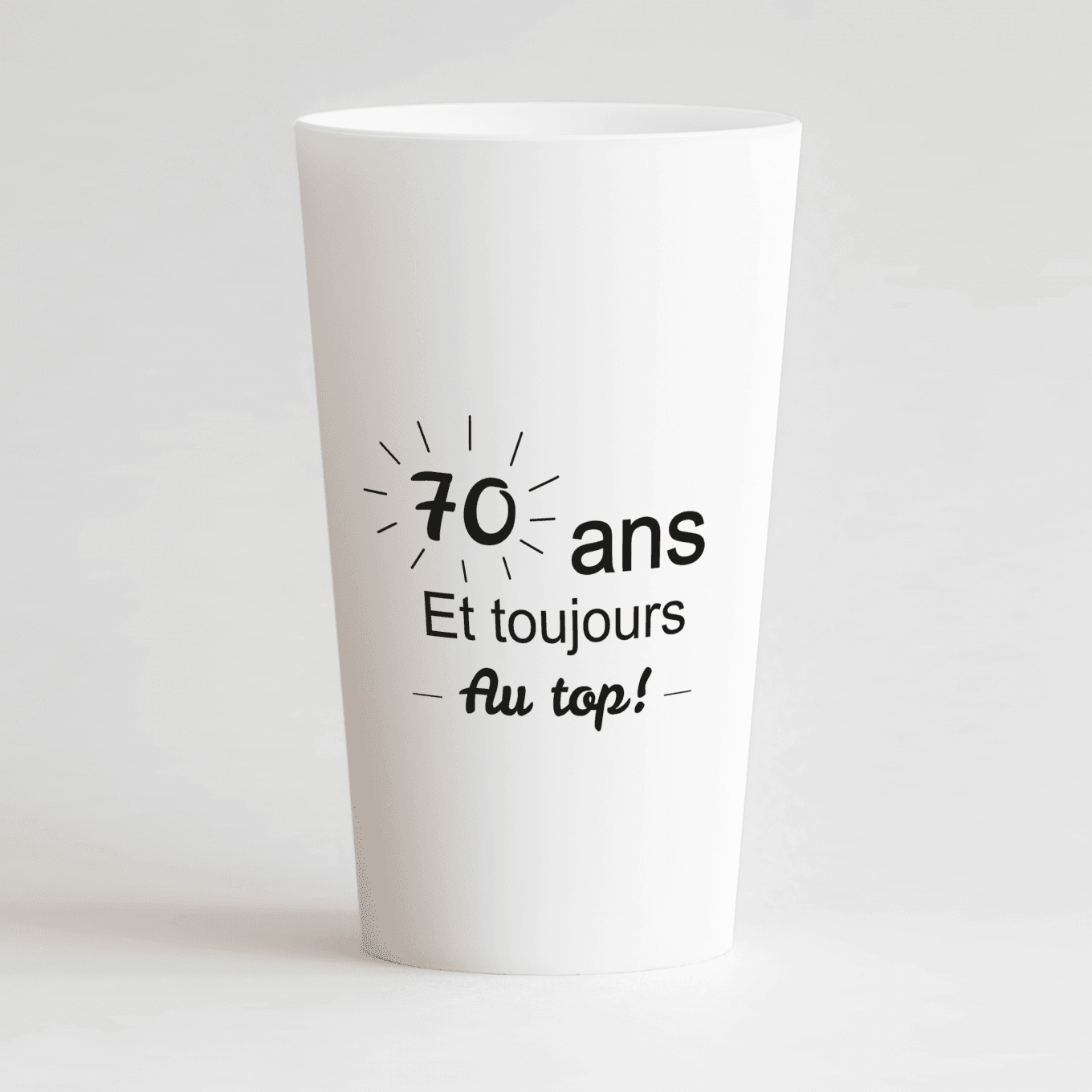 Un ecocup blanc de face personnalisable avec une inscription "70 ans toujours au top".