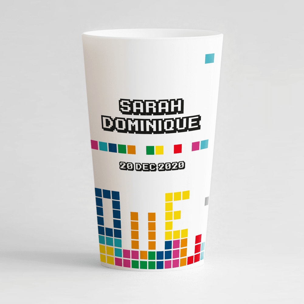 un ecocup blanc de dos personnalisé avec un thème mariage et des pixels et les prénoms des mariés