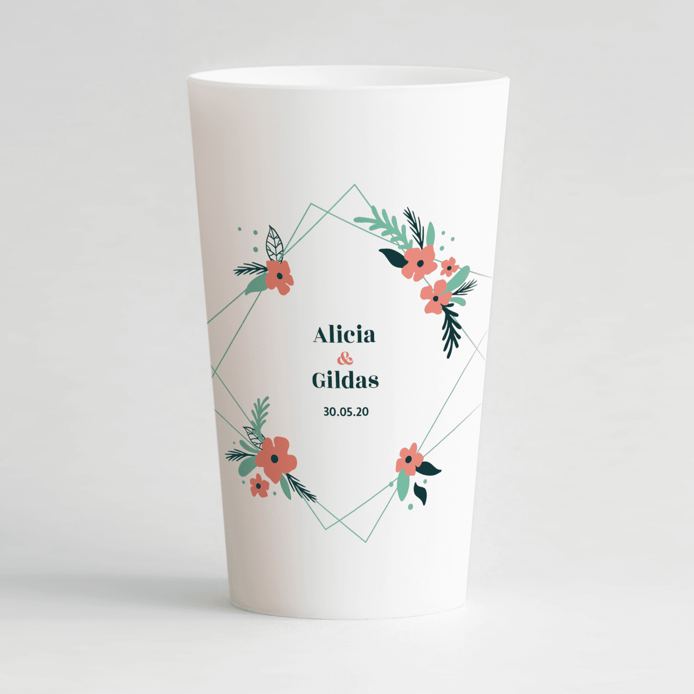 Un ecocup blanc de face personnalisé sur un thème mariage avec un cadre fleuri rose autour des prénoms des mariés.