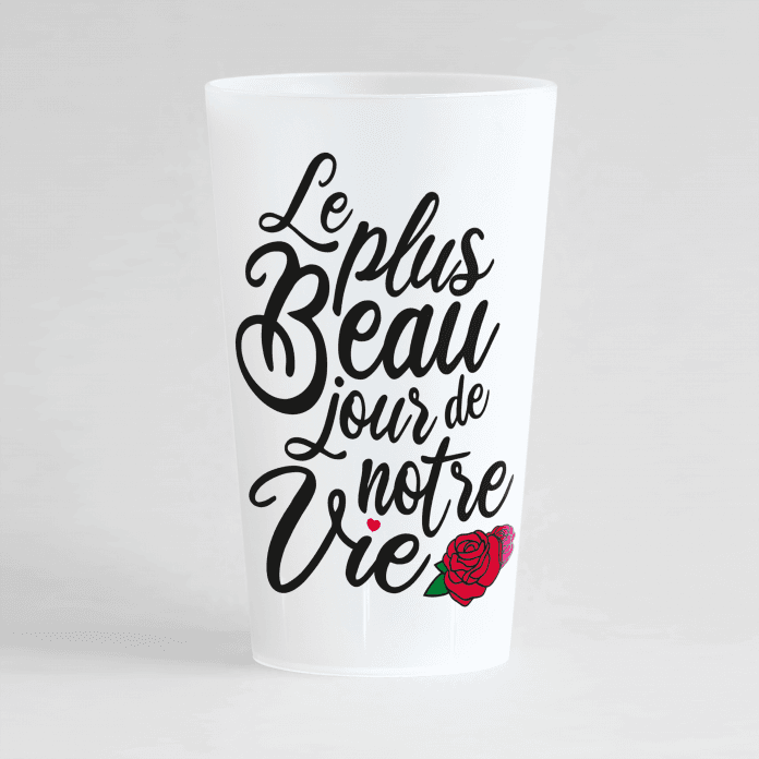 Un ecocup givre de face personnalisé avec un thème mariage et une phrase calligraphiée ornée de roses.