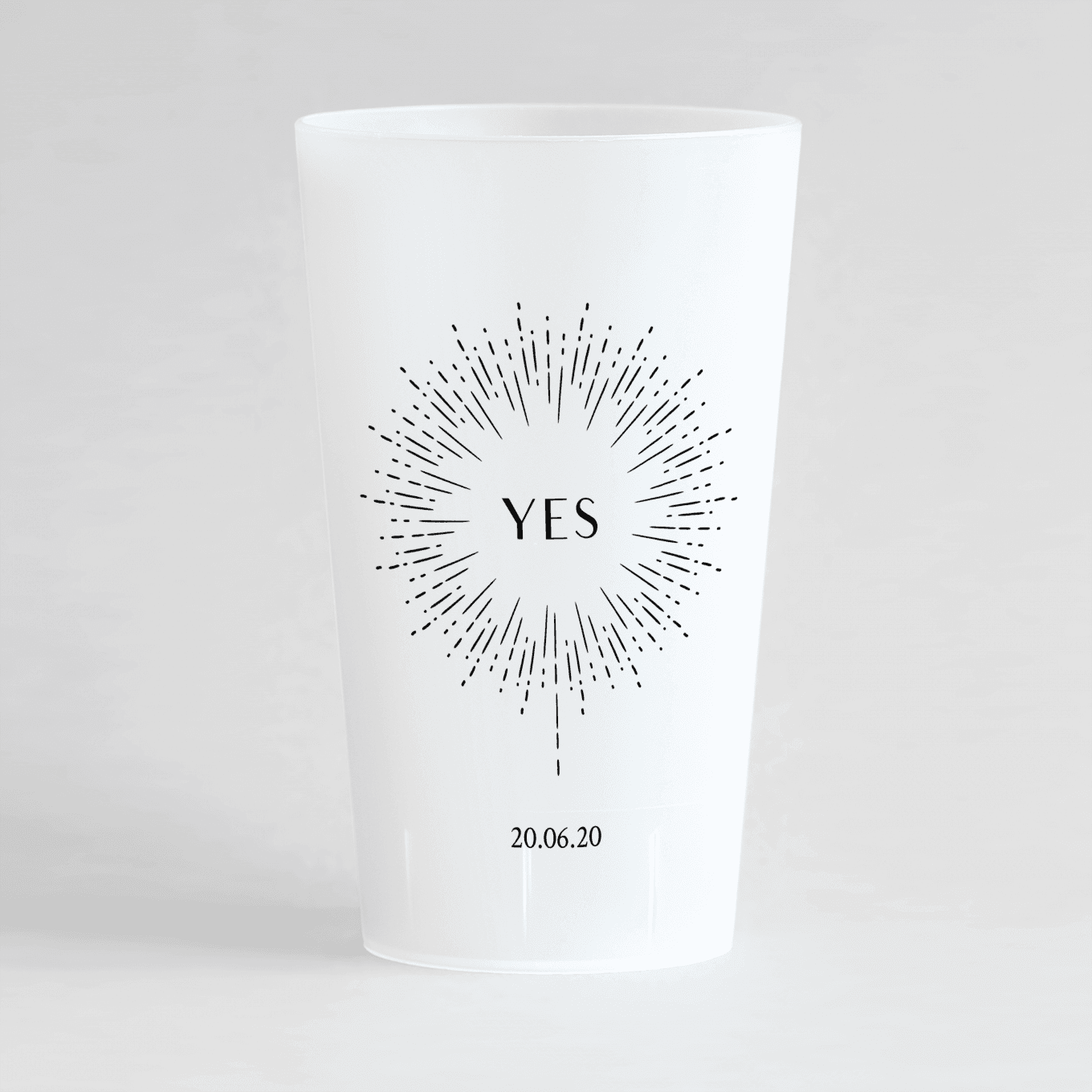 Un ecocup givre de face personnalisé sur un thème mariage avec un feu d'artifice, une inscription "yes" et la date du mariage