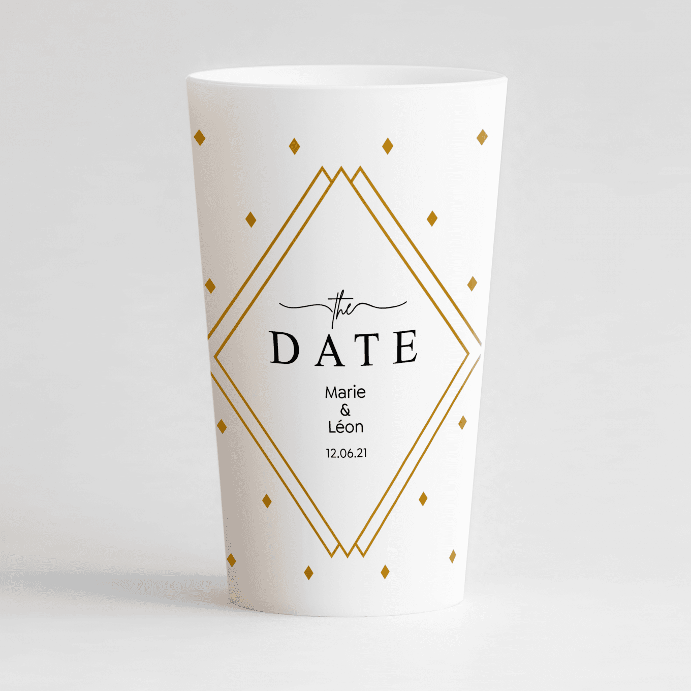 Un ecocup blanc de face personnalisé avec un thème mariage avec des grands et petits losanges et prénoms et date du mariage