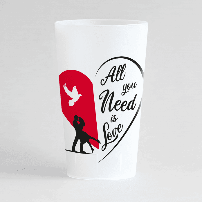 Un ecocup givré de face avec deux silhouettes qui s'enlacent devant un coeur rouge, une colombe et une inscription "All you need is love".