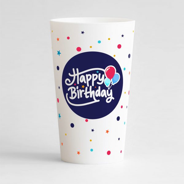 Un ecocup blanc de face pour un anniversaire avec une inscription "happy birthday" et des confettis sur toute la surface.