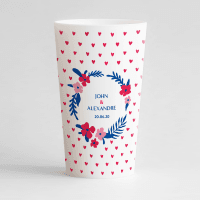 Un ecocup blanc de face avec un thème mariage personnalisable, et des petits coeurs roses en fond.