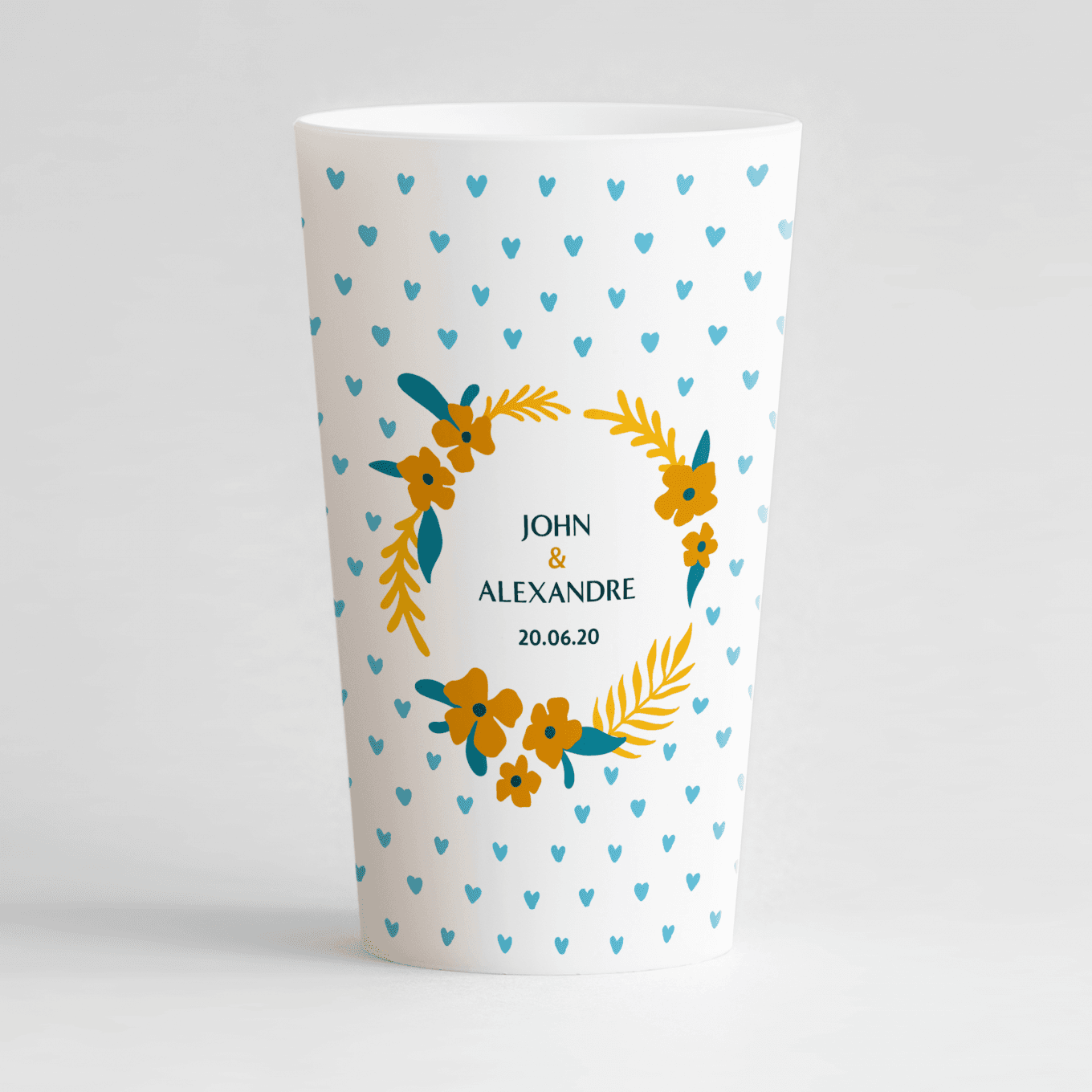 Un ecocup blanc de face avec un thème mariage personnalisable, et des petits coeurs bleus en fond.