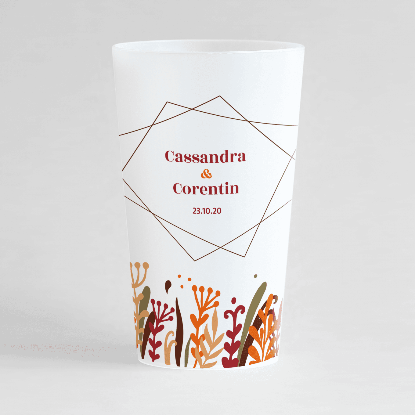 Un ecocup givré de face, personnalisé sur un thème mariage, avec une frise d'herbes hautes orangées.