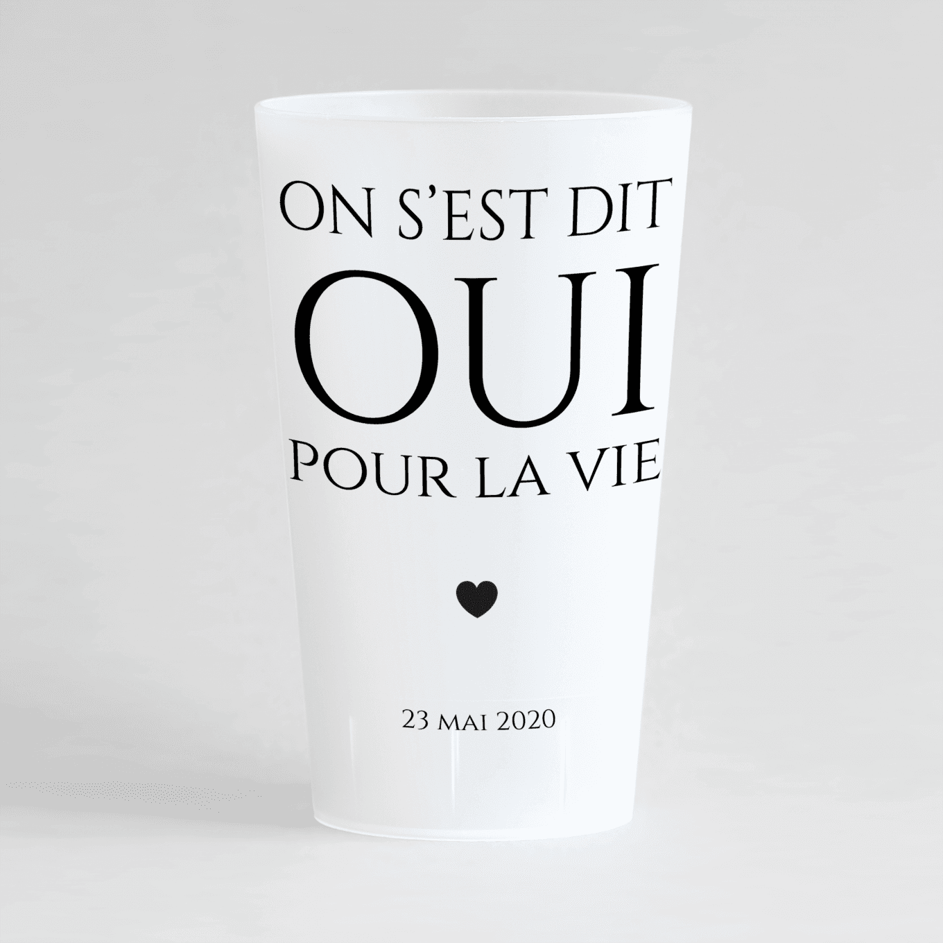 Un ecocup givré de face personnalisé avec un thème mariage et une grande inscription et un coeur