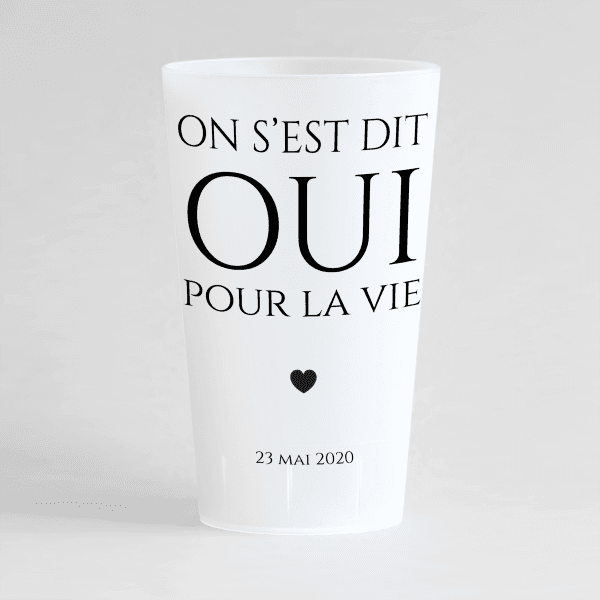 Un ecocup givré de face personnalisé avec un thème mariage et une grande inscription et un coeur