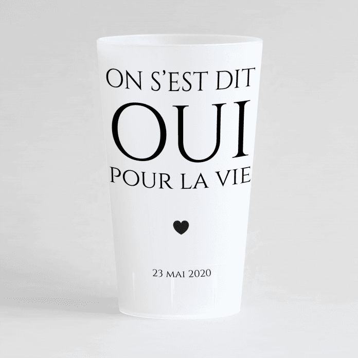 Un ecocup givré de face personnalisé avec un thème mariage et une grande inscription et un coeur