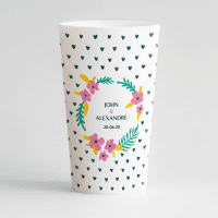 Un ecocup blanc de face avec un thème mariage personnalisable, et des petits coeurs verts en fond.