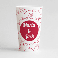 Un ecocup blanc de face personnalisé avec un thème mariage avec des motifs lettre d'amour, cœurs et fléches