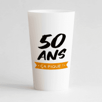 Un ecocup blanc de dos personnalisable avec un thème anniversaire avec un âge et une inscription "ça pique !".