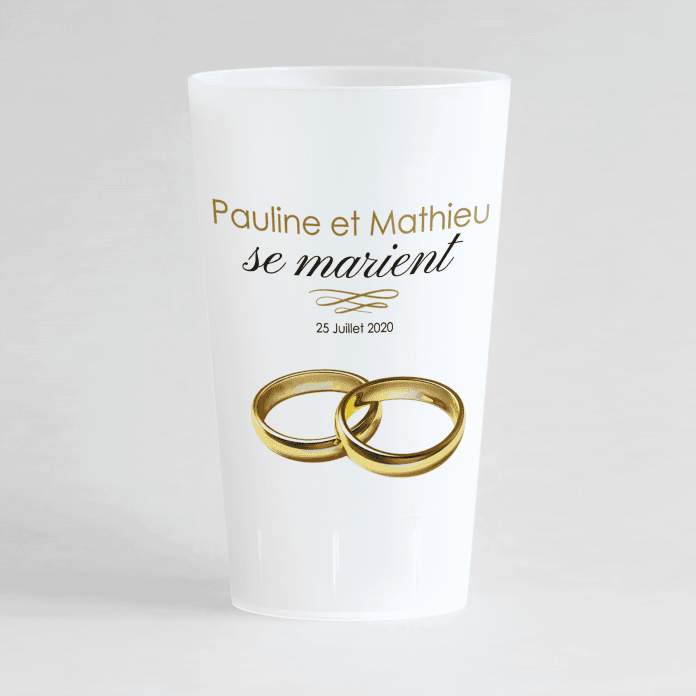 Un ecocup givré de face avec un thème mariage et deux alliances posées l'une sur l'autre.