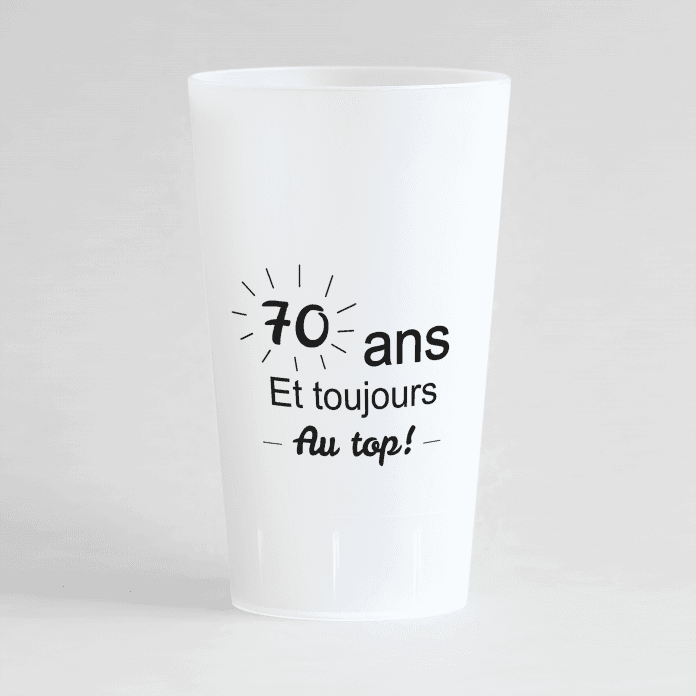 Un ecocup givré de face personnalisable avec une inscription "70 ans toujours au top".