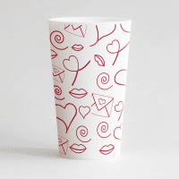 Un ecocup blanc de dos personnalisé avec un thème mariage avec des motifs lettre d'amour, cœurs et fléches