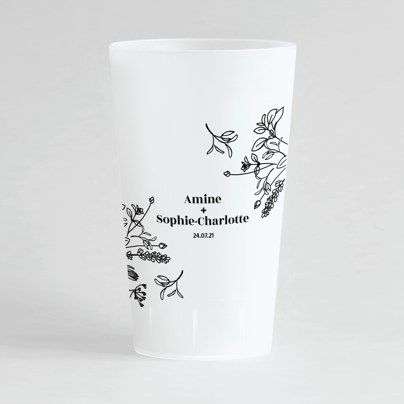 Un ecocup givré de face, personnalisé pour un mariage avec les prénoms des mariés et date du mariage entre deux fleurs.