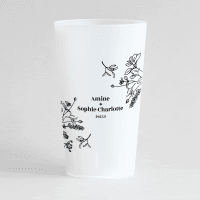 Un ecocup givré de face, personnalisé pour un mariage avec les prénoms des mariés et date du mariage entre deux fleurs.