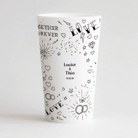 Un ecocup blanc de face personnalisé avec un thème mariage avec des motifs tatouages et prénoms et date du mariage