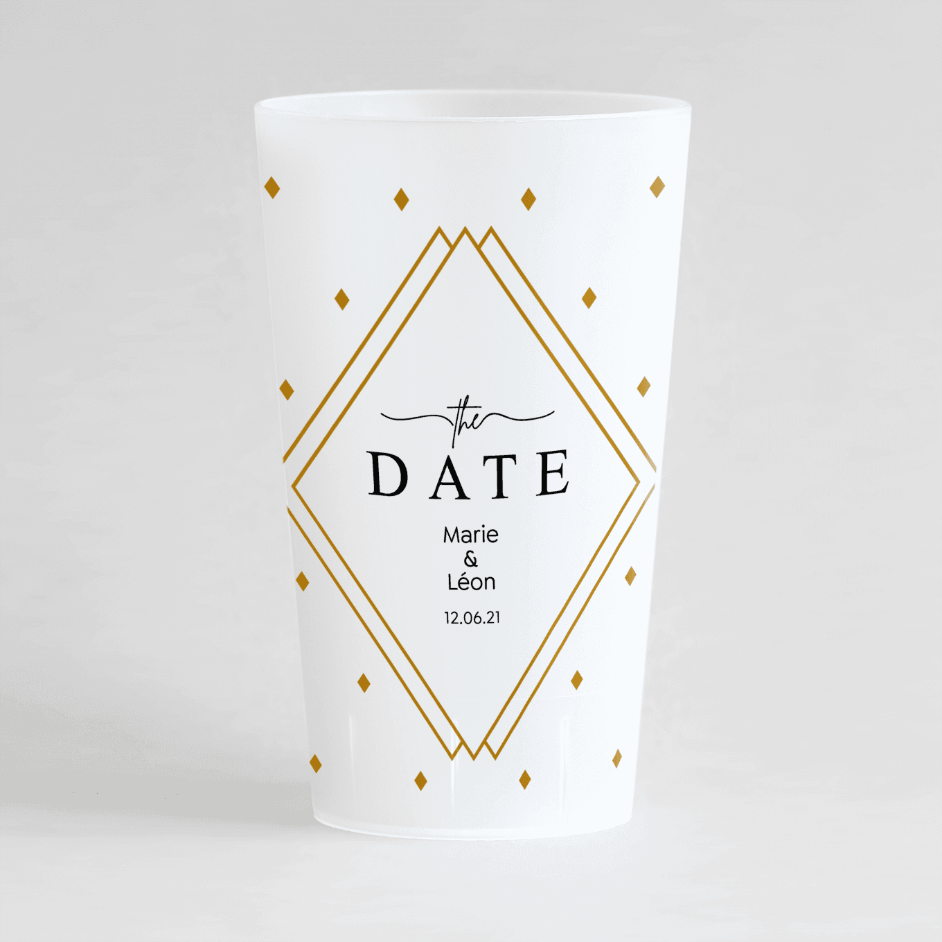 Un ecocup givre de face personnalisé avec un thème mariage avec des grands et petits losanges et prénoms et date du mariage