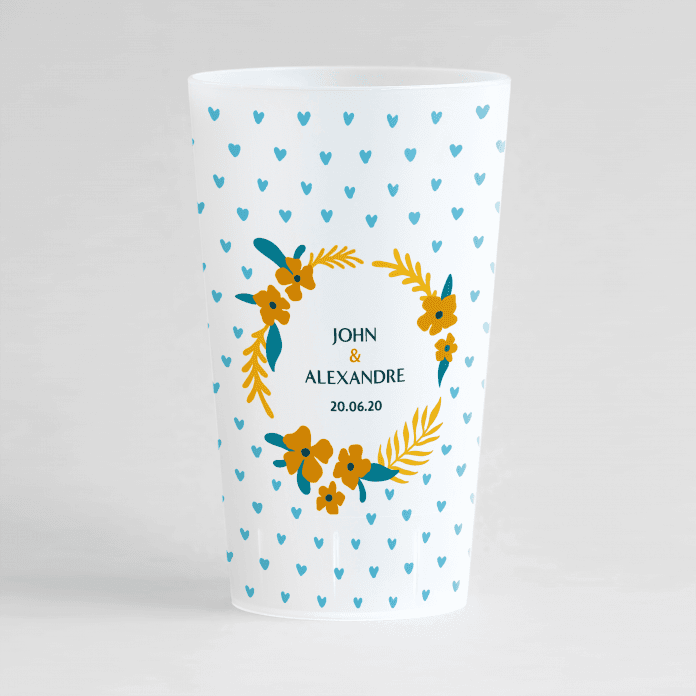 Un ecocup givré de face avec un thème mariage personnalisable, et des petits coeurs bleus en fond.