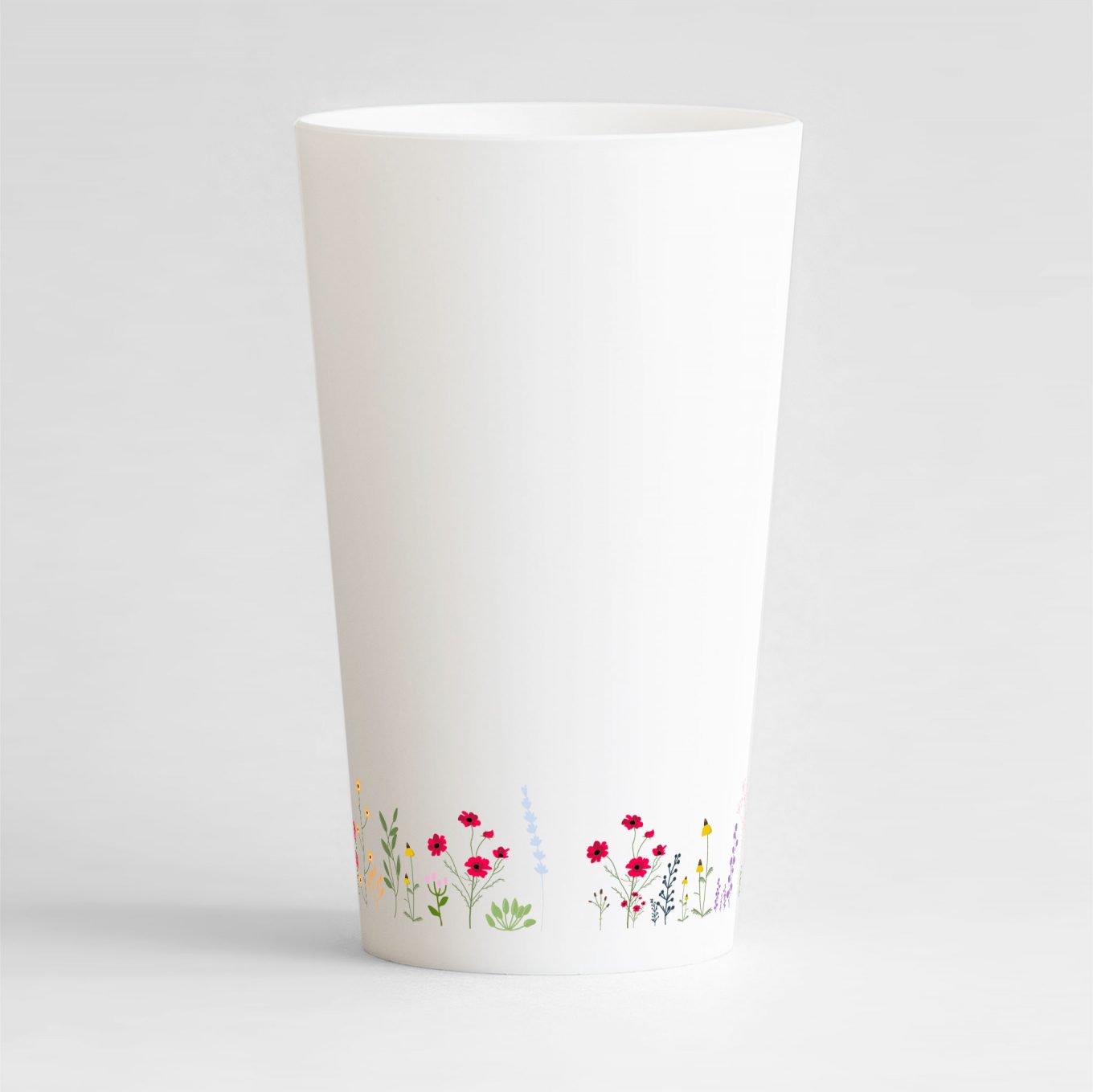 Un ecocup blanc de dos personnalisé sur un thème mariage, avec des petites fleurs des champs colorées en bas.