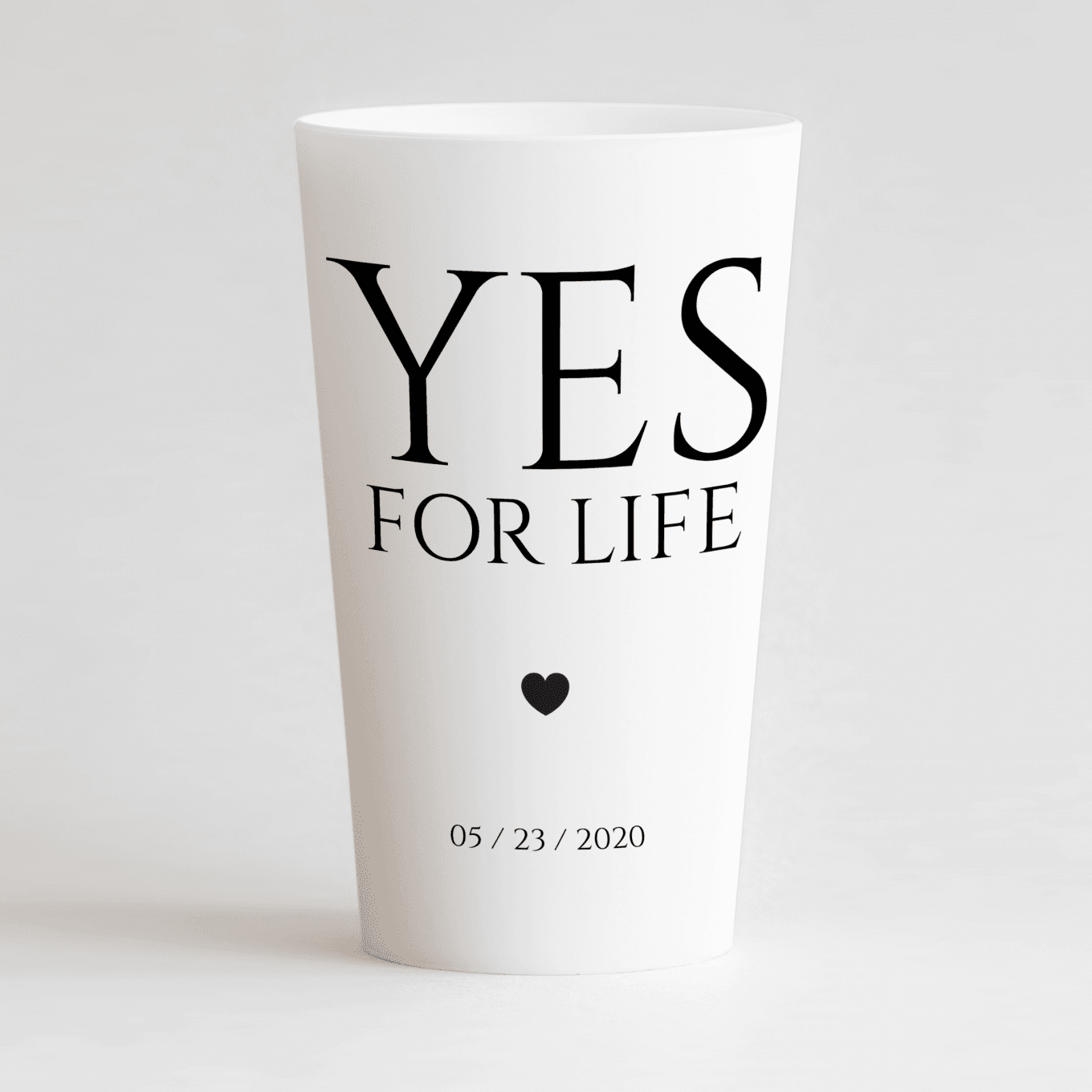 Un ecocup blanc de face personnalisé avec un thème mariage et une grande inscription et un coeur