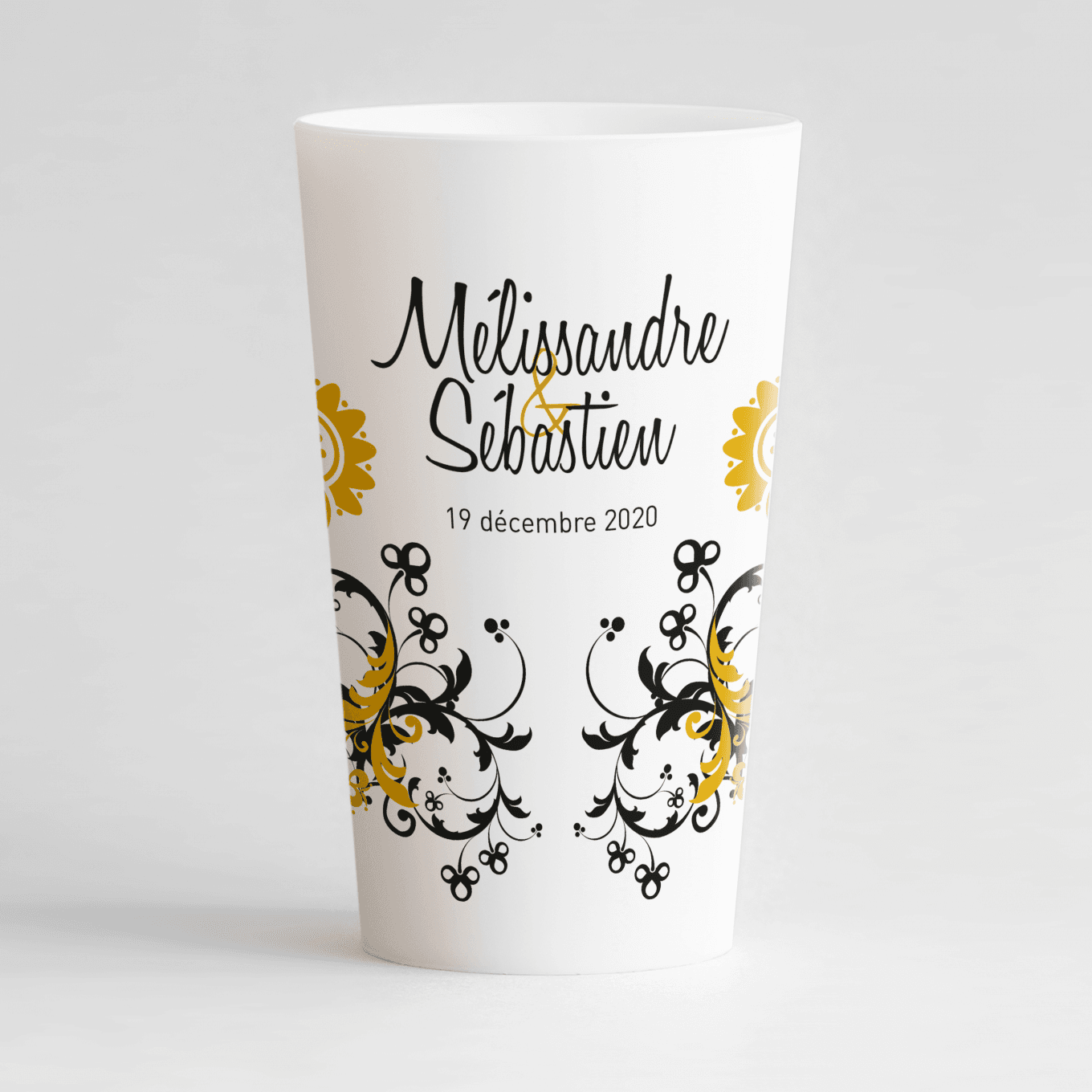 Un ecocup blanc de face personnalisé avec un thème mariage et des motifs baroques de part et d'autre