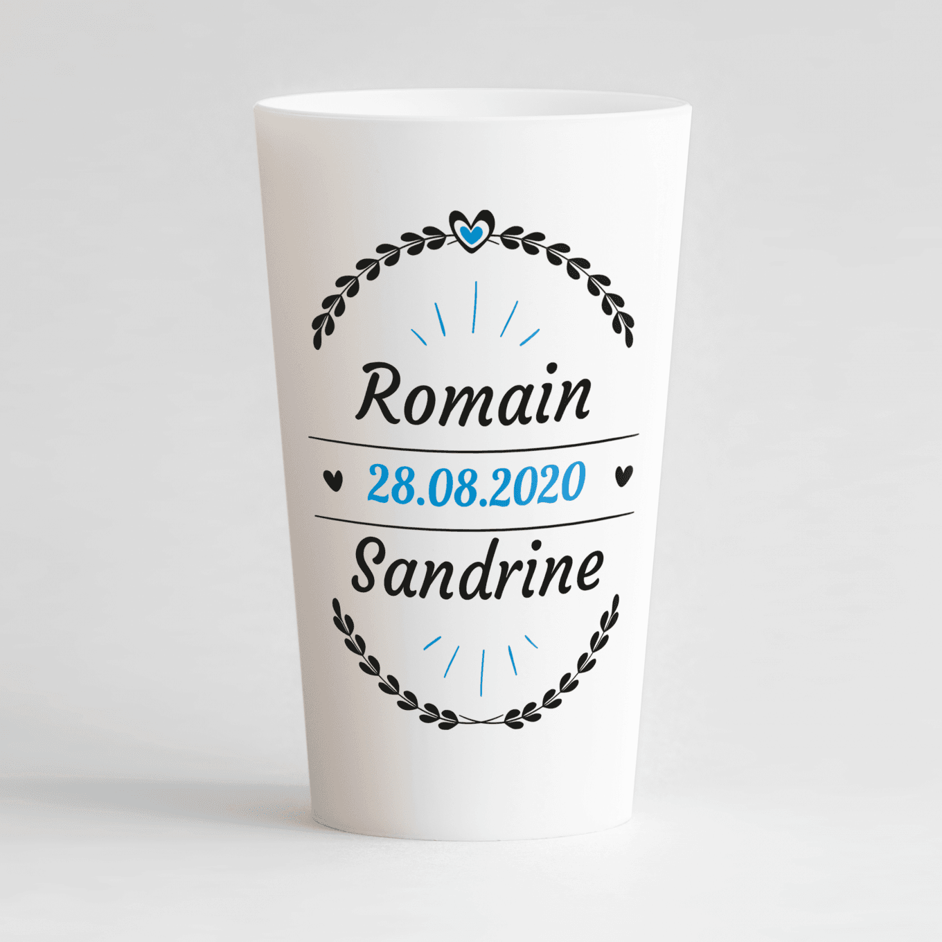 Un ecocup blanc de face personnalisé en bleu avec un thème mariage et des lauriers entourant les prénoms des mariés et la date du mariage.