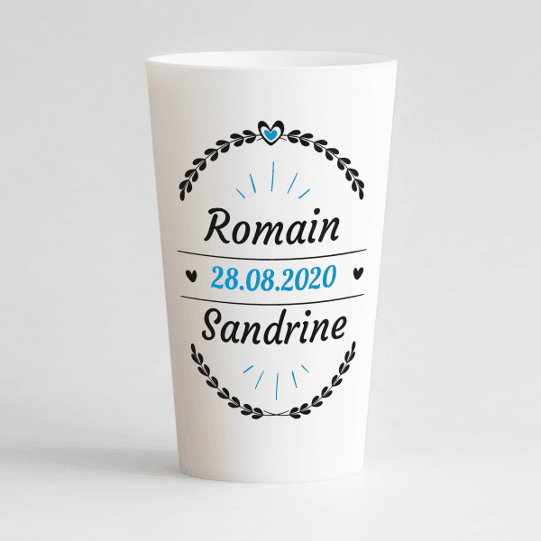 Un ecocup blanc de face personnalisé en bleu avec un thème mariage et des lauriers entourant les prénoms des mariés et la date du mariage.