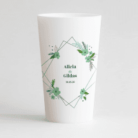 Un ecocup blanc de face personnalisé sur un thème mariage avec un cadre fleuri vert autour des prénoms des mariés.