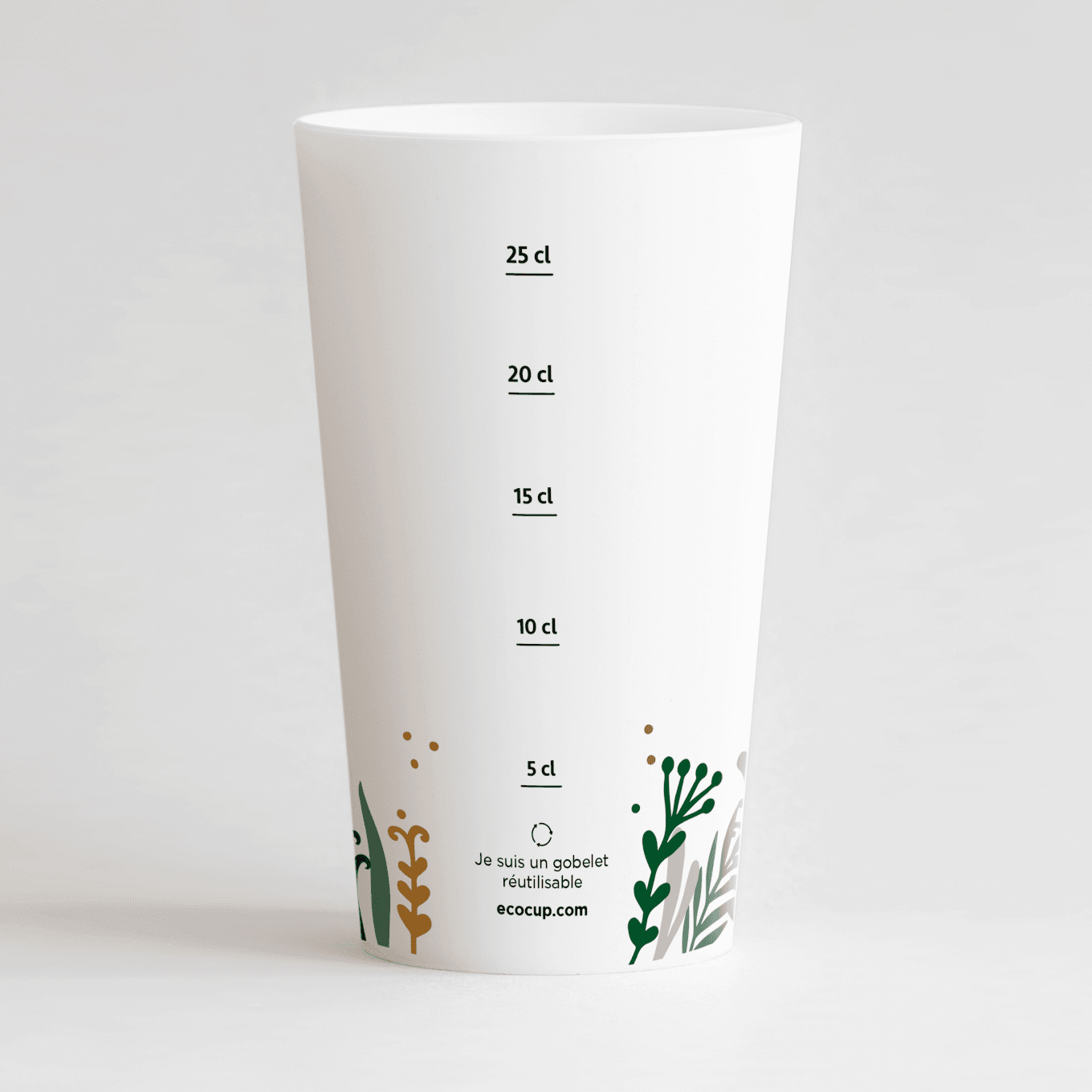 Un ecocup blanc de dos, personnalisé sur un thème mariage, avec une frise d'herbes hautes vertes et une graduation.